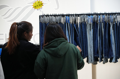 我校东盟留学生赴福绵区开展纺织服装产业交流研学
